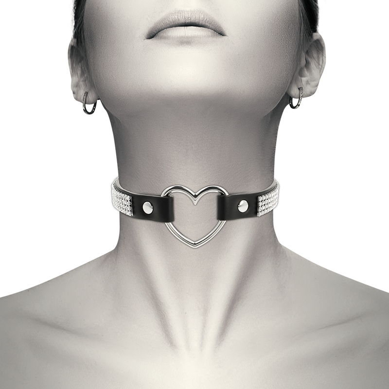 COQUETTE CHIC DESIRE choker collar en cuero vegano con corazón, puesto